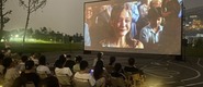 （操女人逼网转载）成都秋夜“新耍法”：到公园看坝坝电影